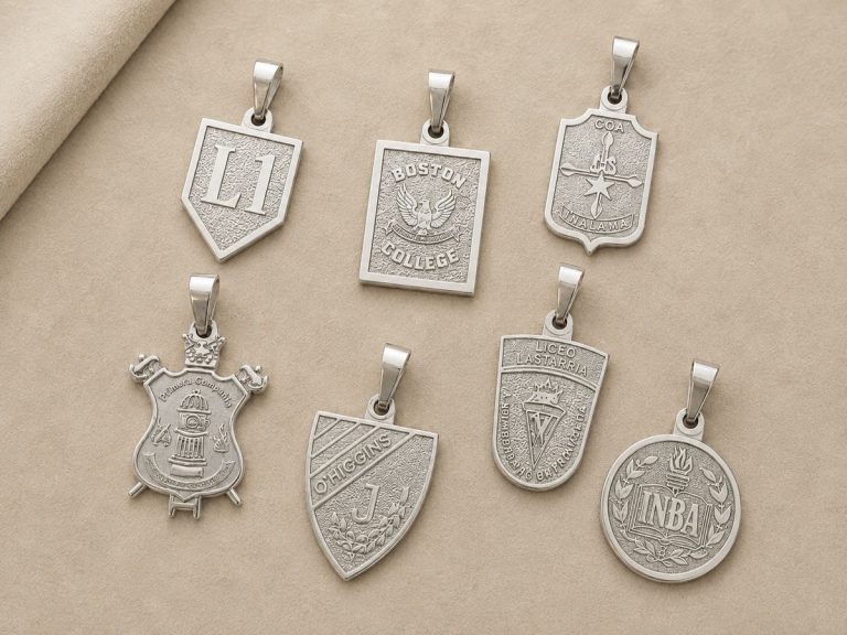 Colgantes de plata con escudos de distintos colegios