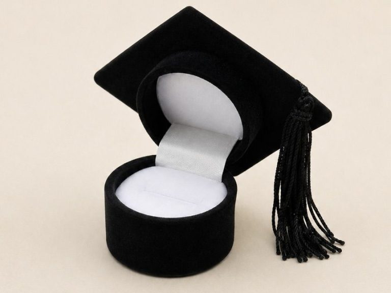 Caja de terciopelo abierta con la medalla del curso adentro